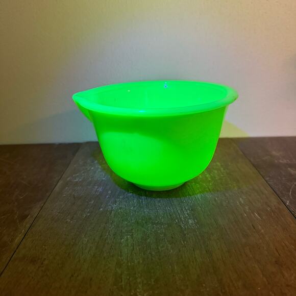 VTG 1940s McKee Green Vaseline Uranium Jadeite Milk Glass 6 inch Mixing Bowl - Picture 2 of 9